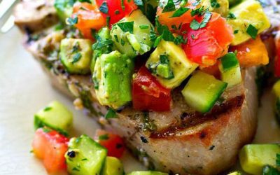 Thon grillé / Salade avocat-tomates-concombre